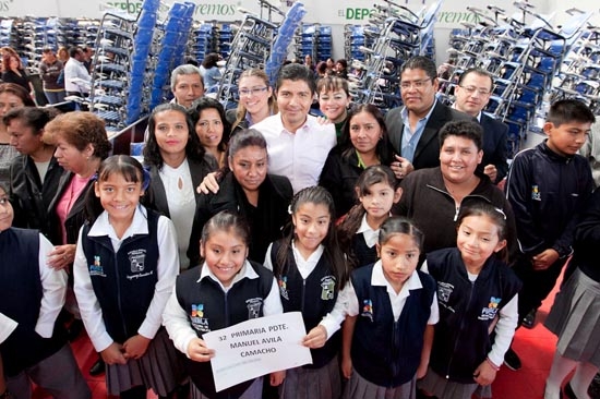Eduardo Rivera entregó mobiliario a 70 escuelas de Puebla