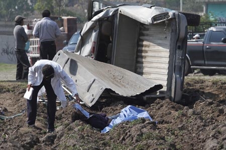 Volcadura de camioneta en Azumiatla, un hombre murió