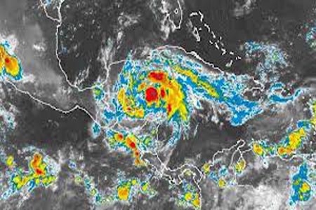Ernesto avanzará con lluvias torrenciales por el sur de México hasta disiparse
