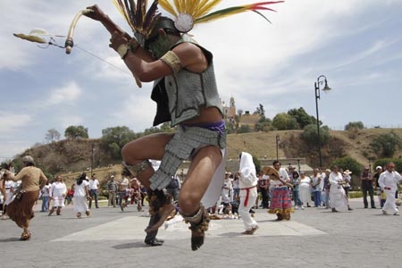 Pirámides de Cholula recibieron cientos de visitantes por inicio de la primavera 2013