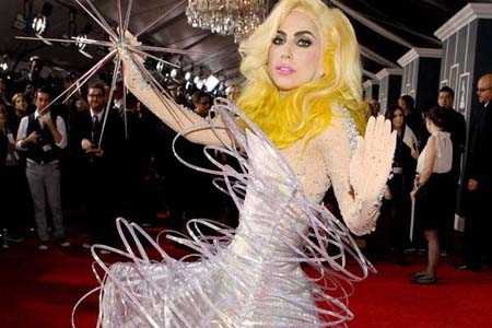 Lady Gaga endeudada con su ropa