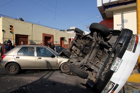 Estudiantes provocaron colisión y volcadura de camioneta en la colonia Santiago