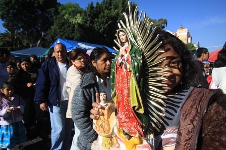 Poblanos celebran a la virgen de Guadalupe