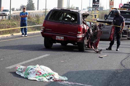 Mujer muerta y tres heridos, saldo de percance en el Periférico Ecológico