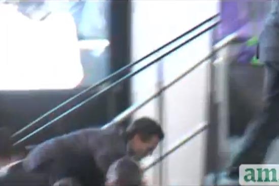 Video: Peña Nieto, tropieza y sube gateando