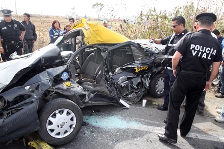 Taxista murió prensado en su vehículo, lo embistió un tráiler en el Periférico