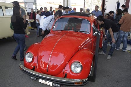 VW presenta exposición de automóviles clásicos en Puebla