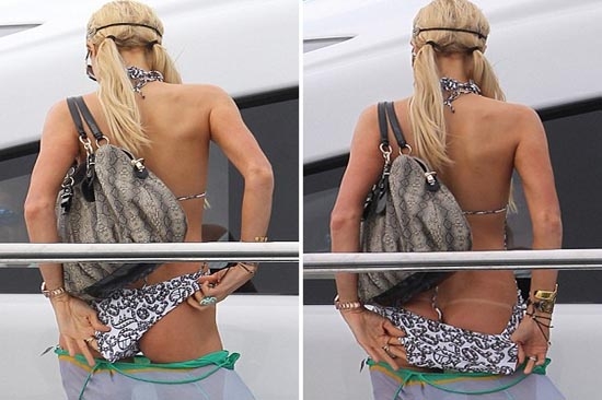 Paris Hilton se acomoda el bikini