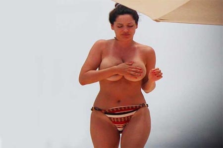 Kelly Brook hace topless en Cancún