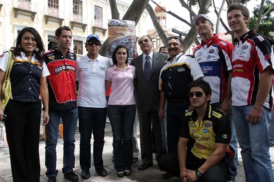 Desfilan pilotos de la Nascar por la ciudad