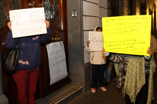 Congreso avala reforma al ISSSTEP; protestan disidentes del SNTE 51