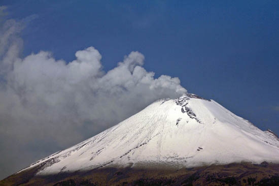 Popocatépetl emitió fumarola de 1 kilómetro de altura