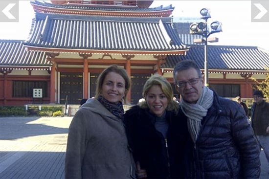 Shakira pasea con sus suegros en Japón