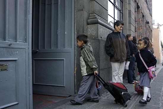 SEP pide denunciar cobro ilegal de cuotas en escuelas de Puebla