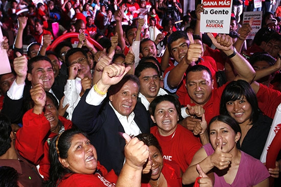 Agüera festeja en el zócalo tras el debate