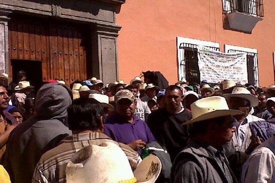 Defraudados de mobiliarias bloquearon el bulevar 5 de Mayo y Casa Aguayo