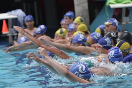 Acuática Nelson Vargas participó en la clase de natación más grande del mundo
