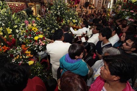 Cientos de personas celebran al Señor de Las Maravillas