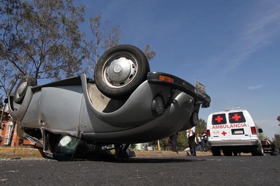 Mujer volcó su automóvil en el bulevar Vicente Suárez, conducía a exceso de velocidad
