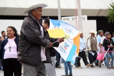 Regalaron sombrillas a los acarreados al informe del gobernador de Puebla