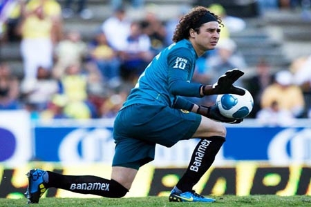Memo Ochoa, en la mira del Liverpool