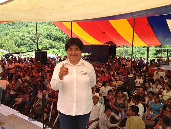 Irma Ramos, candidata del PSI en Hueytlalpan, firma compromisos ante serranos