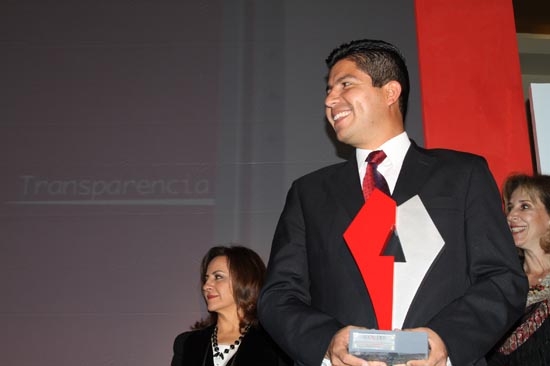 Rivera recibe premio por Transparencia
