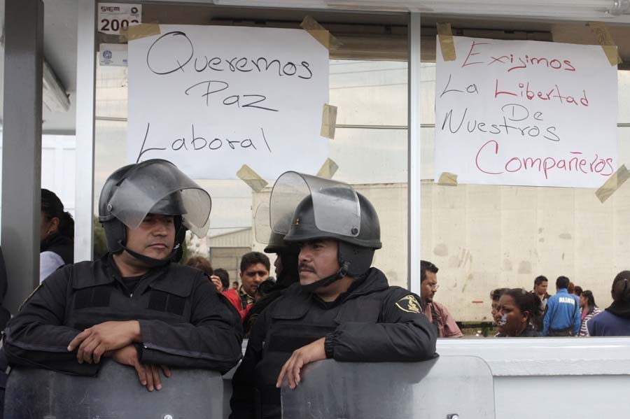 Grupo de choque golpeó a empleados de Johnson Controls; hay dos lesionados