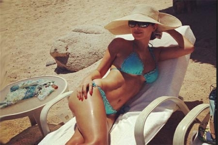 Ninel Conde presume micro bikini en la playa