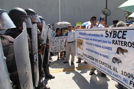 Policías impidieron que manifestantes llegaran al informe de Marín