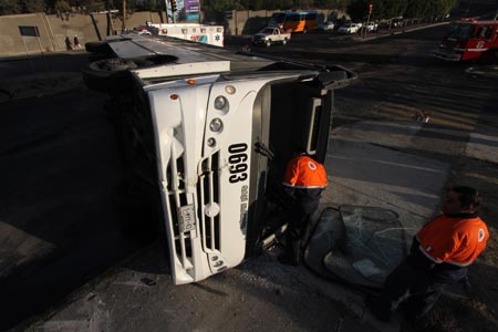 Volcadura de camión de la empresa VW dejó 24 personas lesionadas
