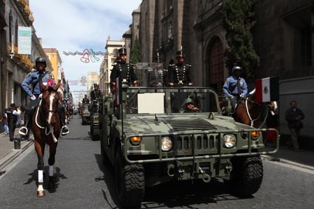 Pasean lentes, medallas y armas de Ignacio Zaragoza