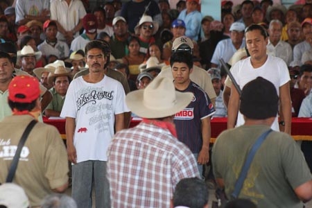 Policía comunitaria de Ayutla “enjuicia” a 50 presuntos secuestradores