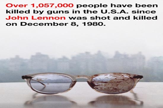 Yoko Ono muestra gafas ensangrentadas de John Lennon