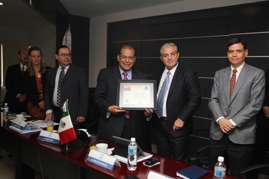 Luis Maldonado, reconocido por la Oficina de Servicios Federales de Apoyo a la Educación