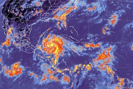 Alerta roja en Quintana Roo por huracán “Ernesto”