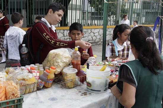 Sacar comida chatarra de escuelas no acabará con obesidad: SEP y SNTE