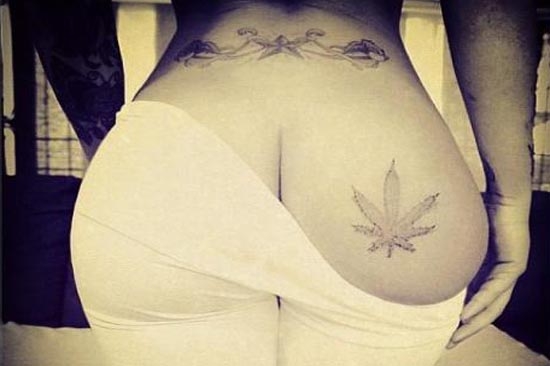 Rihanna engañó a sus fans con hoja de marihuana en el trasero