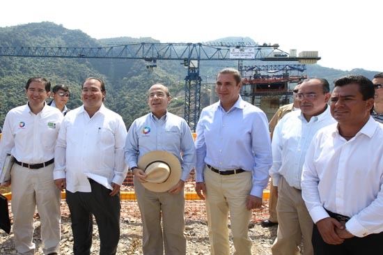 Calderón anuncia inversión de mil 800 mdp para carreteras en Puebla‏