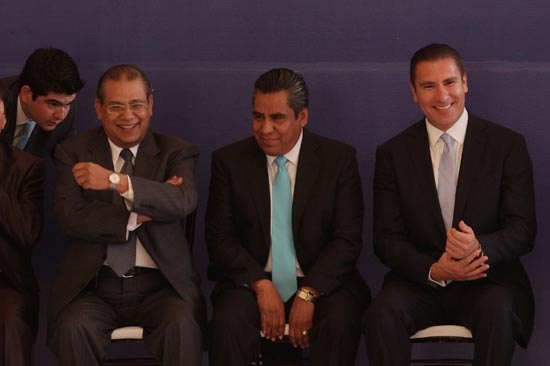 Moreno Valle entrega casi 400 mdp a SNTE