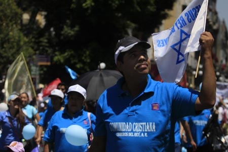 Cristianos marcharon en Puebla por la paz del mundo