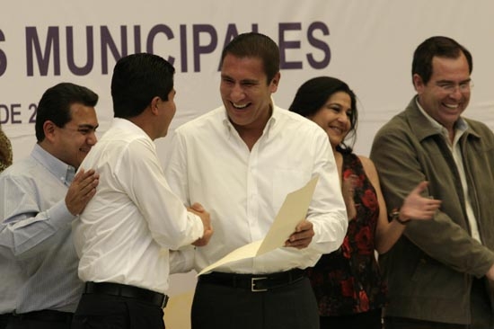 Moreno Valle entrega recursos por 896 millones de pesos a los 217 municipios