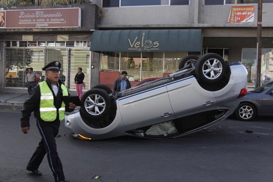 Colisión en la colonia El Mirador provocó volcadura de una camioneta