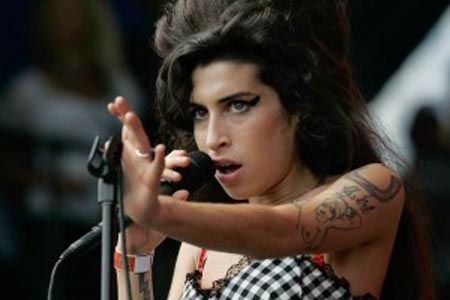 Amy Winehouse, su hermano dice que murió de bulimia