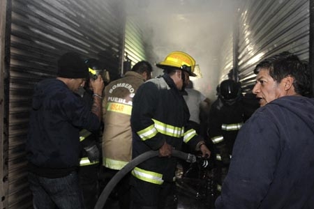 Incendio en el mercado de La Piedad consume 21 locales