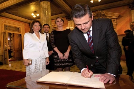 Enrique Peña Nieto promulga la reforma educativa