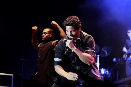Chayanne contagia de romanticismo y baile a fans de Puebla