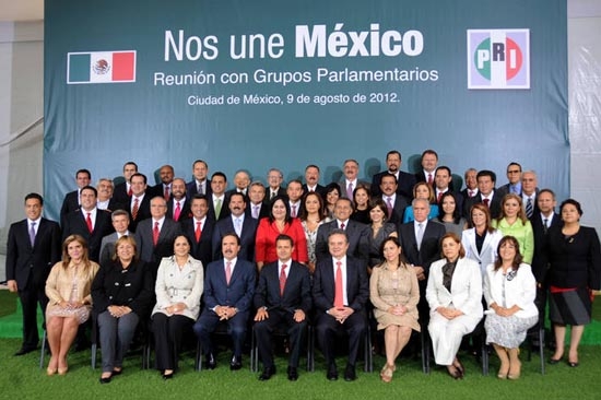 Peña Nieto ofrece “sana cercanía” a senadores y diputados del PRI