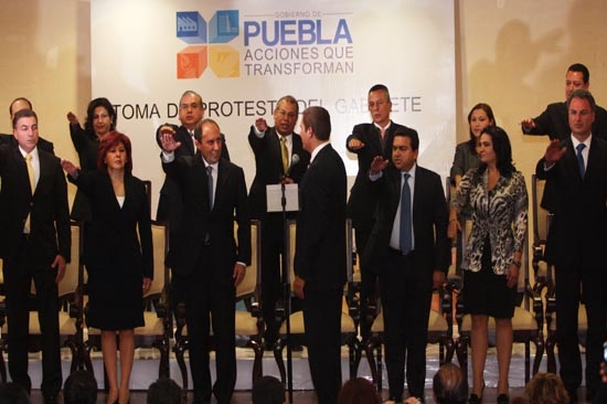 Moreno Valle toma protesta a su gabinete plural