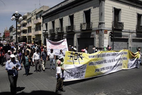 Perredistas truncan su manifestación contra privatización de Pemex e IVA